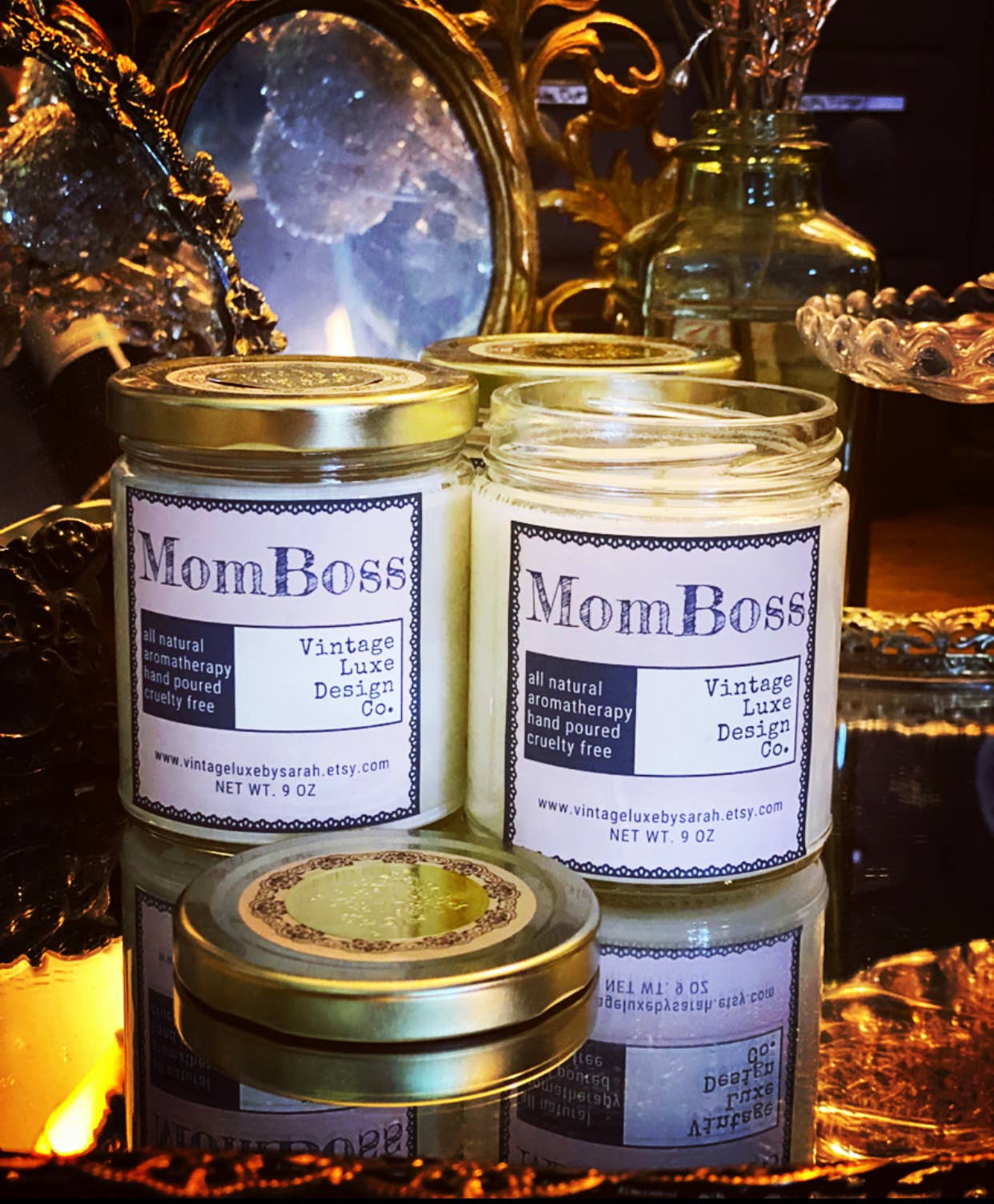 Vintage Luxe Design Co. - Vendita all'ingrosso Candela in vasetto - MomBoss, candela in cera di soia da 9 once, vintage, di lusso, colata6