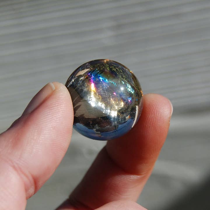 Caspar Curiosities - Venta al por mayor Piedras/cristales espirituales - Una esfera de cristal de cuarzo ahumado arcoíris de 22 mm a 24 mm