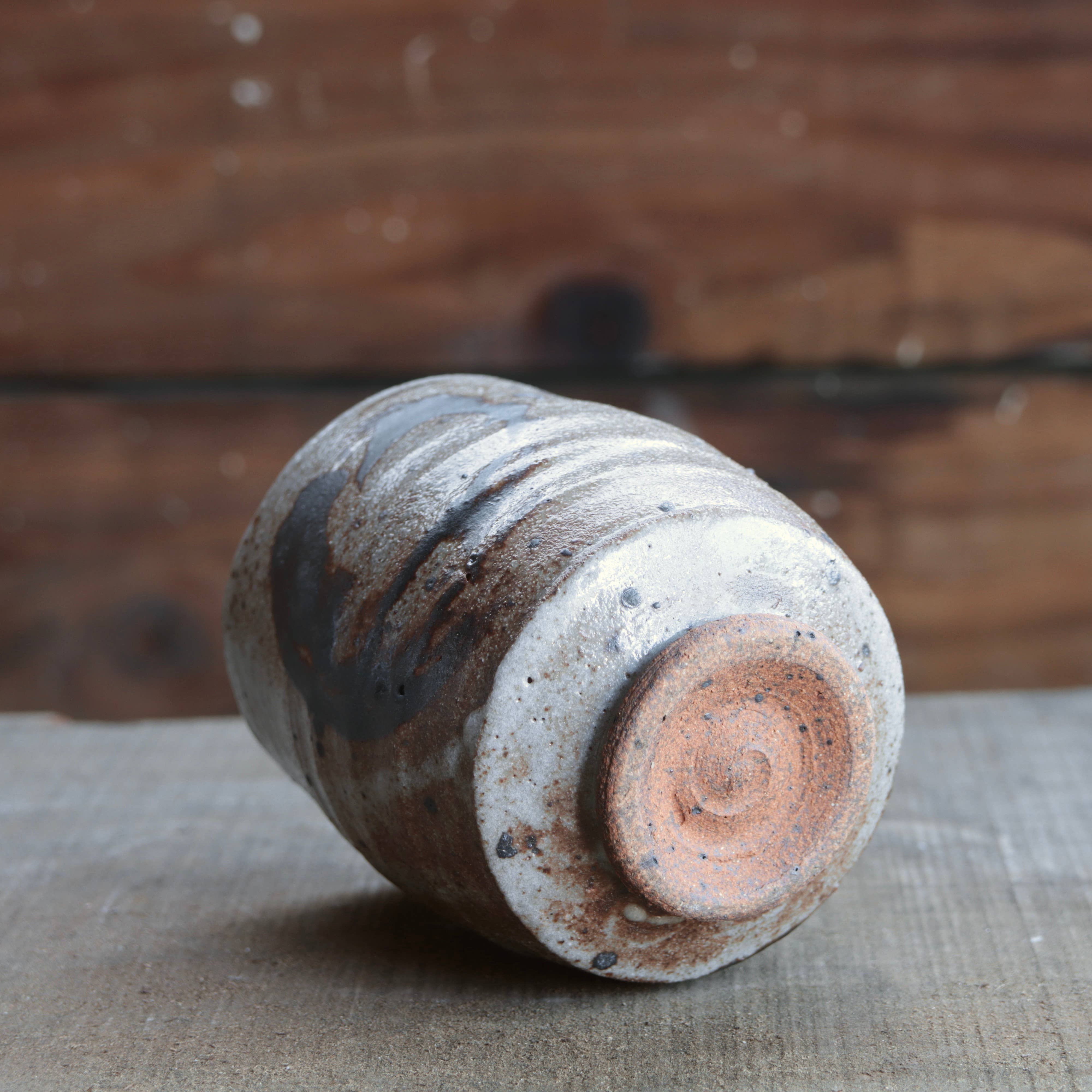 Matt Fishman Pottery - Venta al por mayor Taza - Yunomi de Arcilla Silvestre con Vidriado de Granito y Decoración de Hierro12