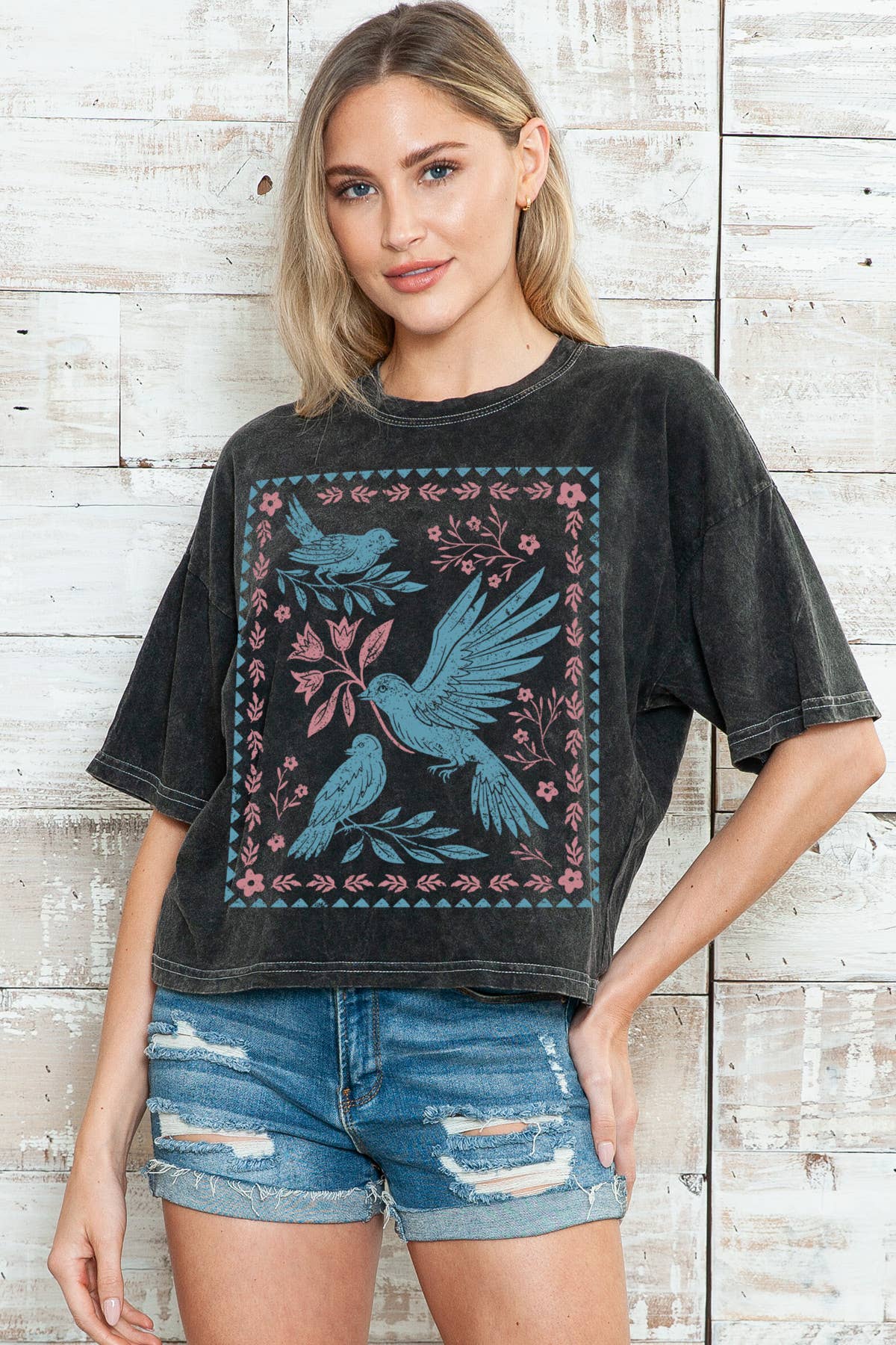 Amused by Blue – T-shirt estampada - Mulher por atacado – Top Curto com Estampa Gráfica de Pássaro para Mulheres em Lavagem Mineral0