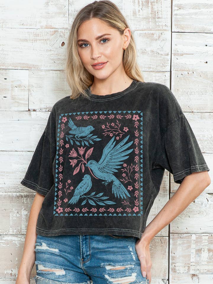 Amused by Blue – T-shirt estampada - Mulher por atacado – Top Curto com Estampa Gráfica de Pássaro para Mulheres em Lavagem Mineral0
