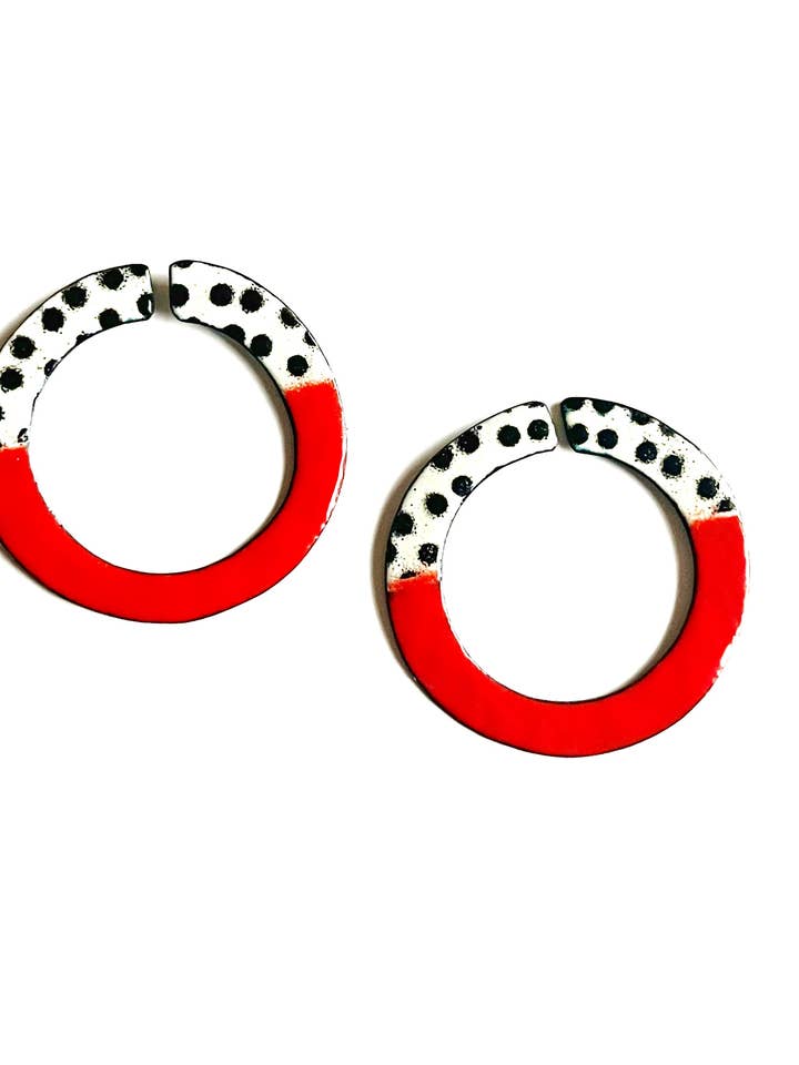 Boucles d'oreilles pendantes en émail circulaire pour la vente par Courtney Fischer Jewelry