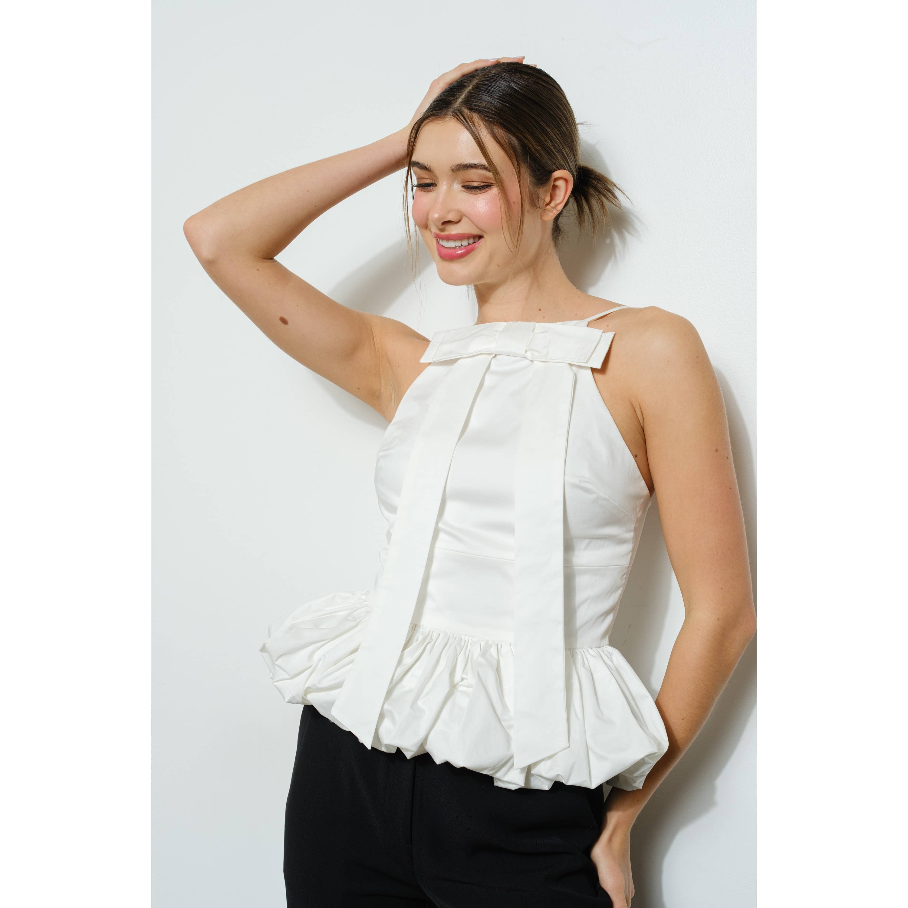 INA – Engroshandel Bluse - Dame – Ærmeløs top med sløjfedetalje foran og boblekant5