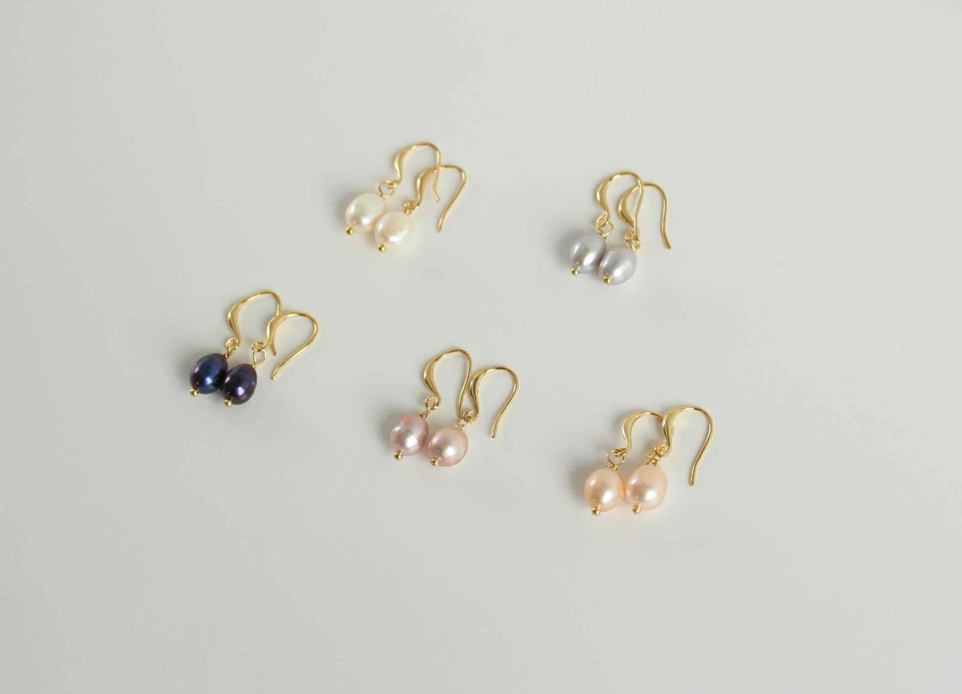 iBijoux – Engroshandel Hængeøreringe og creoløreringe – Minimalistiske ferskvandsperle-øreringe med vedhæng (1E04a)4