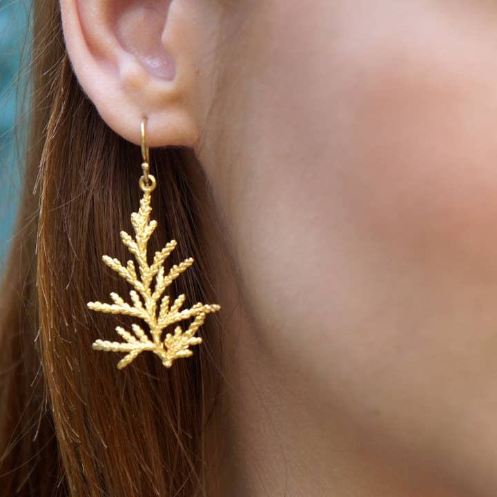 Cypressblad Handgjorda Guld- och Sterlingsilverörhängen för wholesale av Mother Nature Jewelry