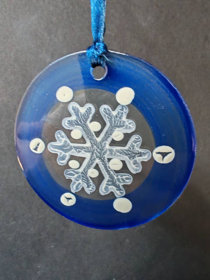 Blaue handbemalte schneeflockenförmige Glasverzierung 7 cm für den Großhandel von CARNEOL GLASS