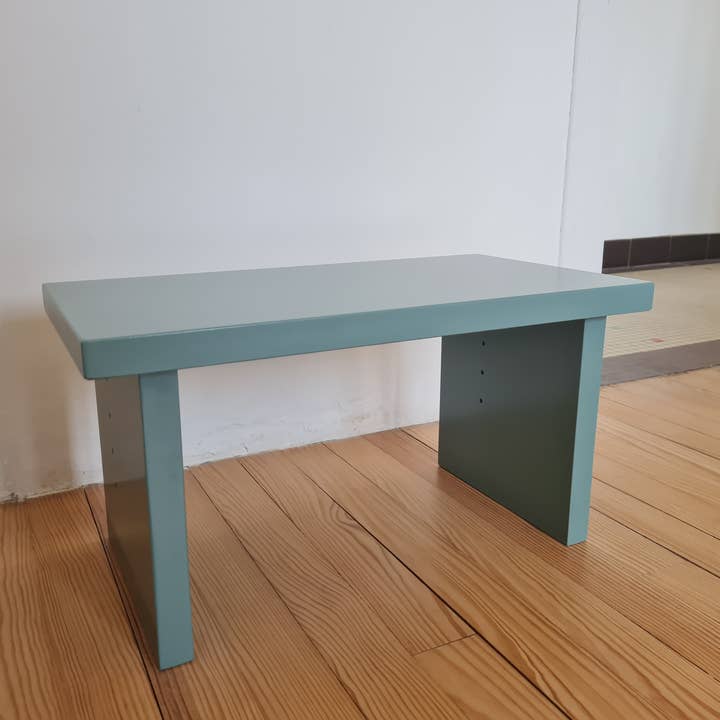 Bänk i grönlackad återvunnen MDF för wholesale av Atelier Débardeur