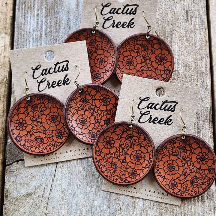 Cocklebur & Co. - Vente Boucles d'oreilles pendantes - Boucles d'oreilles en cuir usiné faites à la main « Freida »1