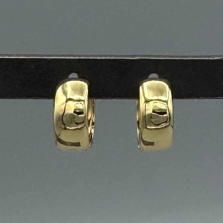 Something Silver – Engroshandel Huggie-øreringe – Guld Små Brede Clicker Hoops1