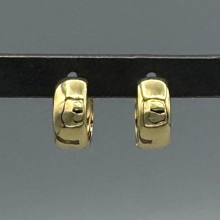 Something Silver – Engroshandel Huggie-øreringe – Guld Små Brede Clicker Hoops1