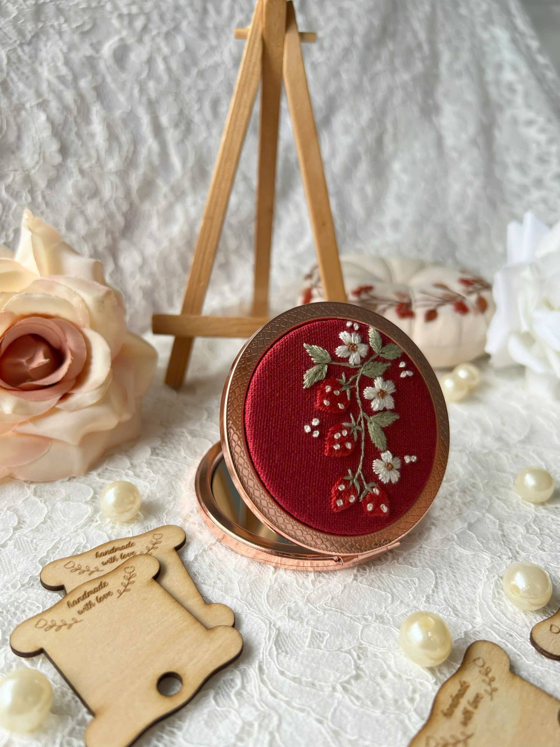 Maple Dream Store – Engroshandel Kompaktspejl – Lomme-spejl med vintage blomstermotiv, håndbroderet5