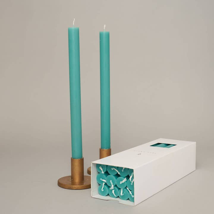 Turquoise kaarsen set van 12 taps toelopende dinerkaarsen met brandduur van 12 uur voor wholesale door True Grace Europe