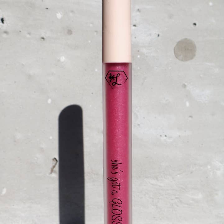 Hon har en Glossitude Fuktgivande och Hydrating Lipgloss för wholesale av LeyMorriso Cosmetics