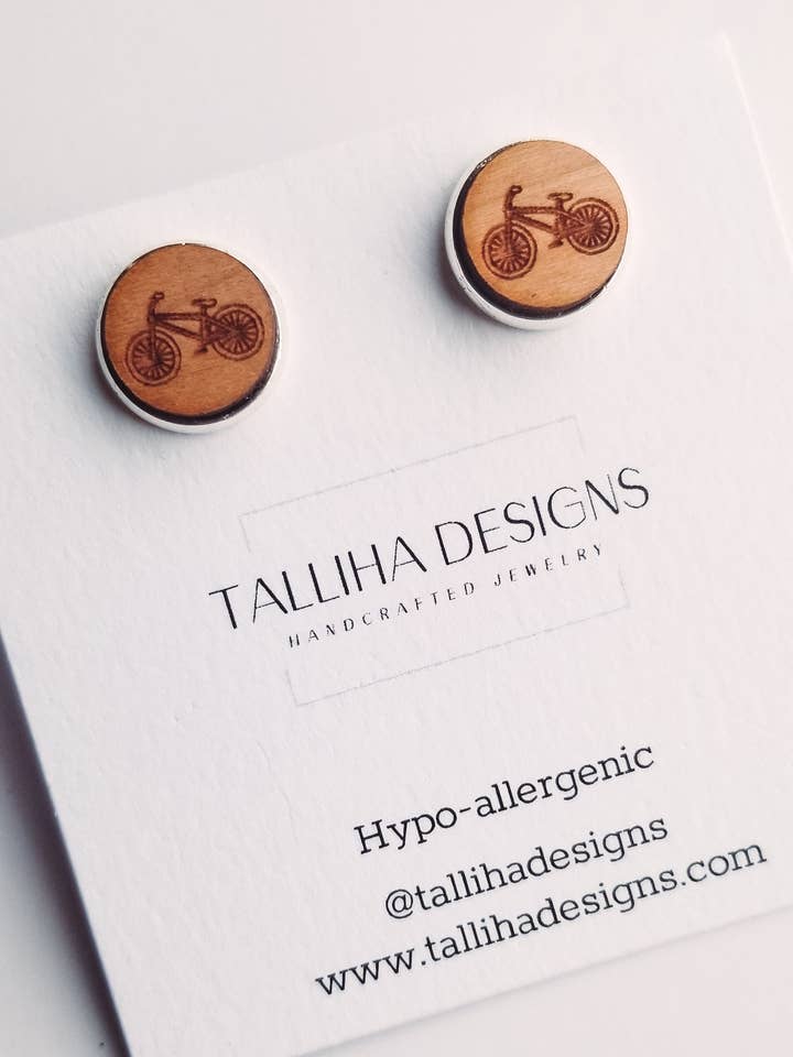 Boucles d'oreilles de vélo gravées sur bois 12 mm pour la vente par Talliha Designs