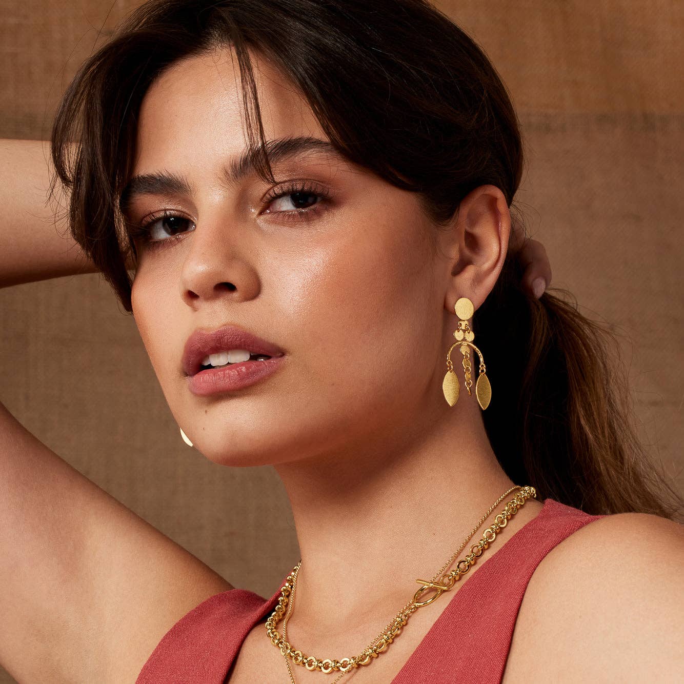 Ashiana London – wholesale Hängande örhängen – Gina Guldcharmörhängen1