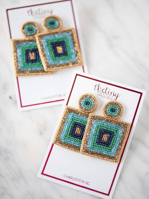 La boucle d'oreille Noisette en bleu pour la vente par The Tiny Tassel