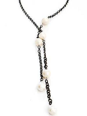 Lariat de perles baroques blanches pour la vente par Jocelyn Chemel