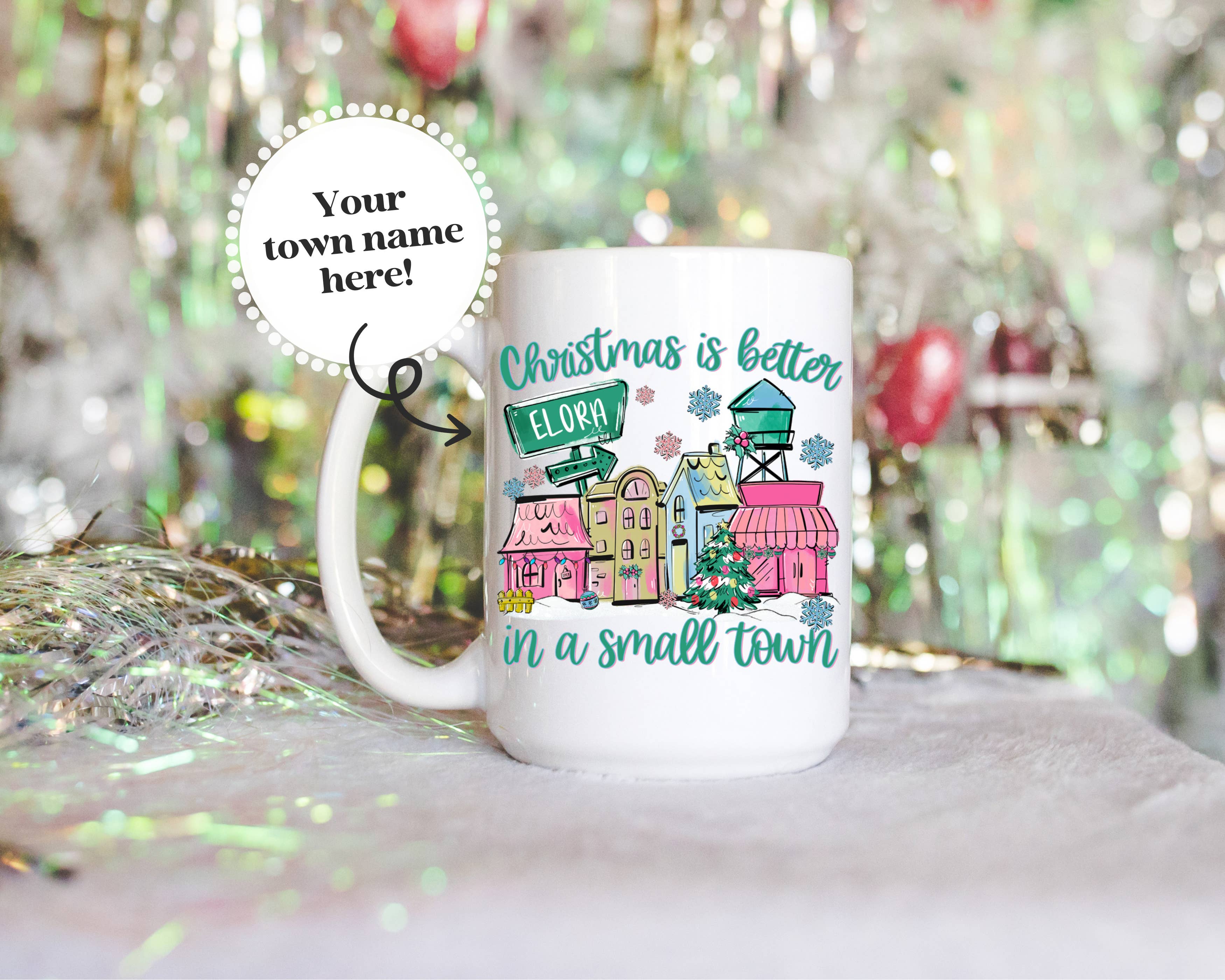 Sunshine & Lemons Co. - Vente Tasse à café - Mug de Noël personnalisé "C'est mieux dans une petite ville" (Rose)