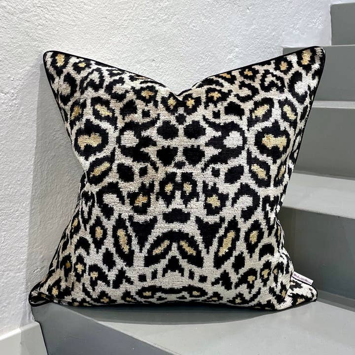 Mila∞Miro by Emelie - Wholesale Throw/Decorative Pillow - Velvet Ikat Cushion Snow Leopard | Velvet Ikat Pillow Snow Leopard0