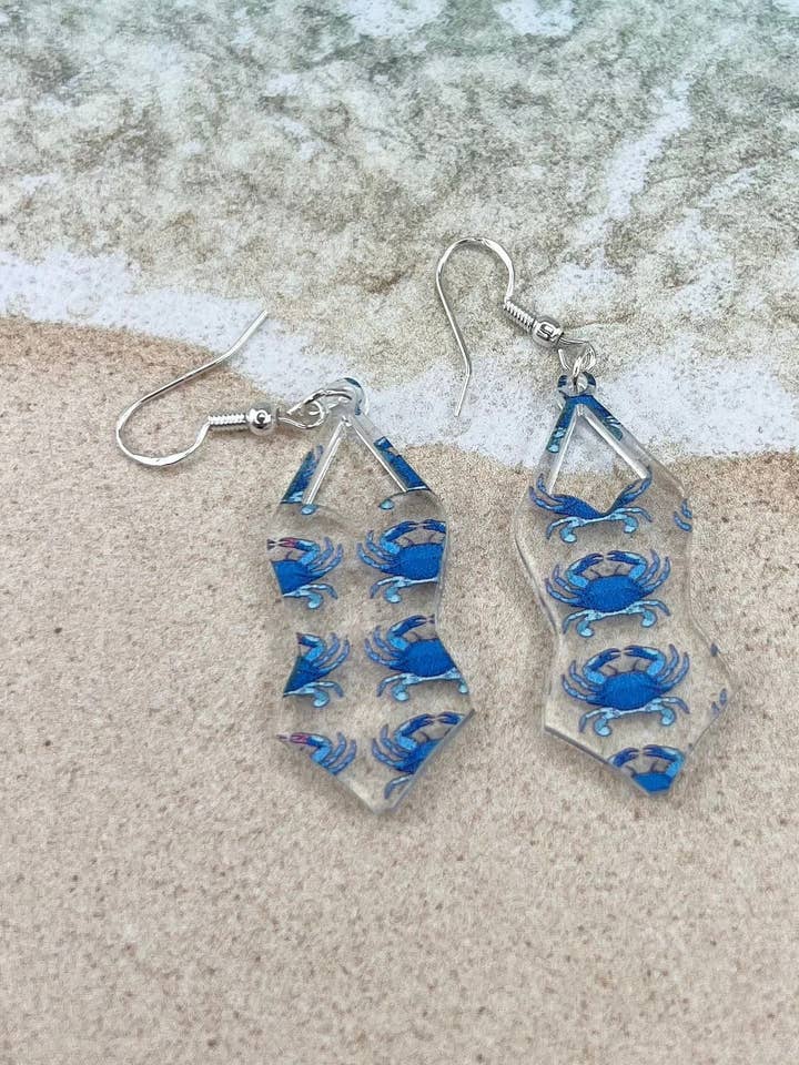 Boucles d'oreilles pendantes en forme de maillot de bain à motif de crabe bleu pour la vente par High Tide Fabrication