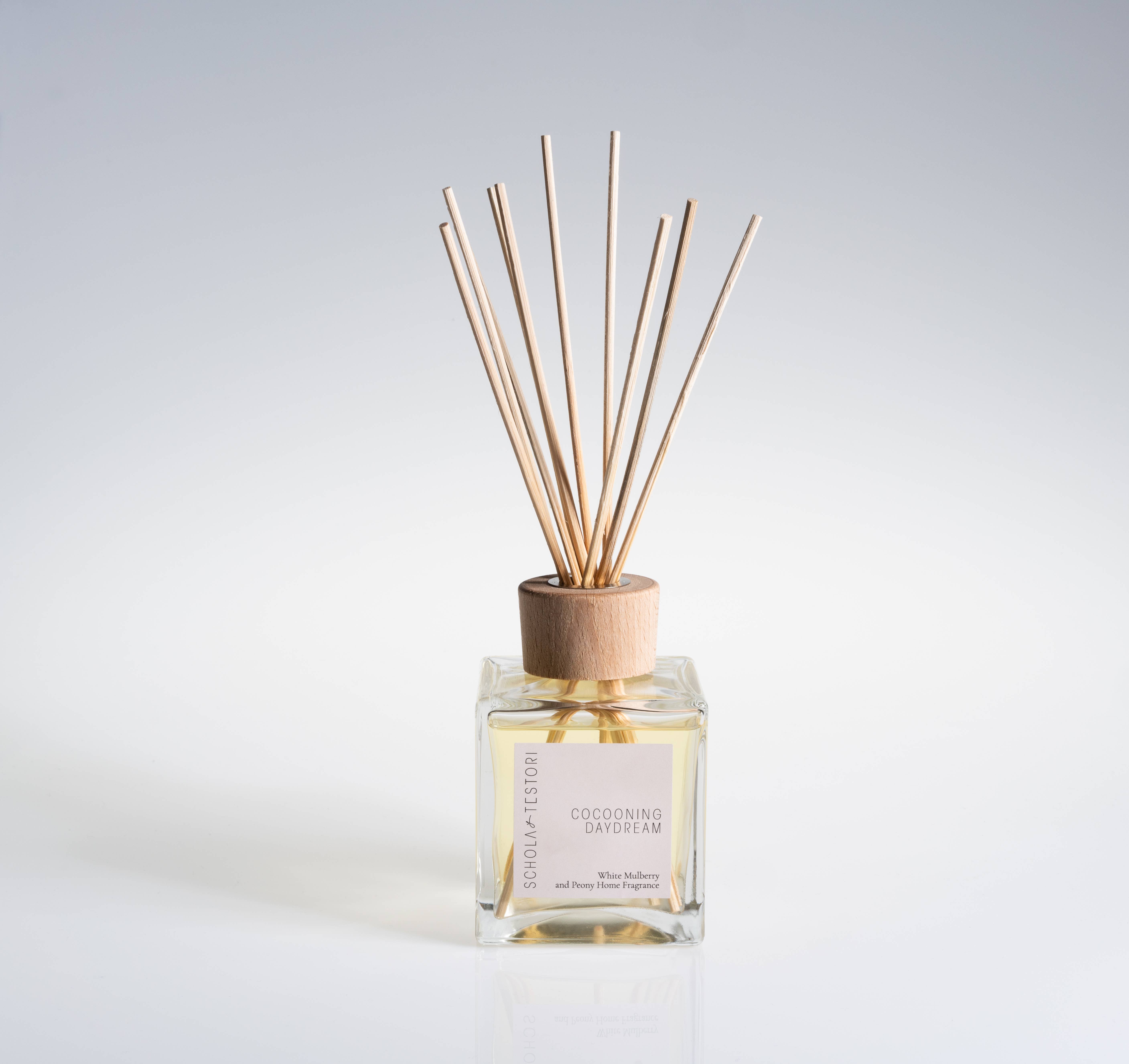 Schola Testori – wholesale Reed diffuser – Fragrance Diffuser Cocooning Daydream White Mulberry & Peony1
