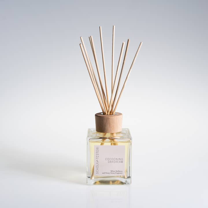 Schola Testori – wholesale Reed diffuser – Fragrance Diffuser Cocooning Daydream White Mulberry & Peony1