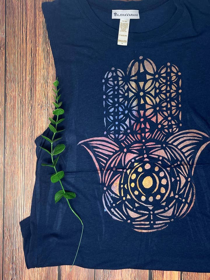 Hamsa handgeschilderde Muscle Tank voor dames voor wholesale door Third Wolf Designs