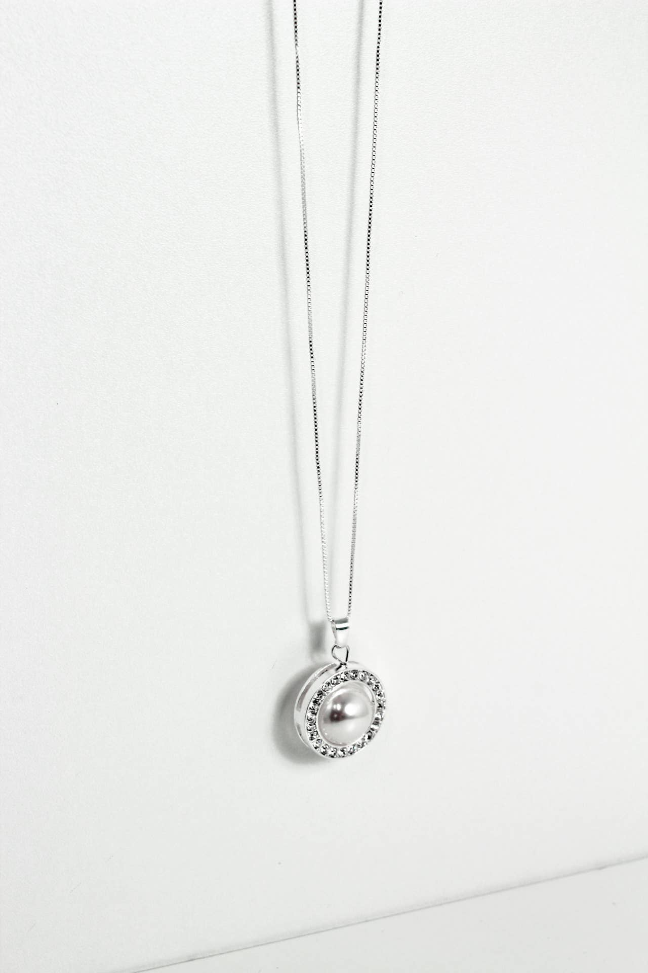 Accessoires by KHB – Großhandel Kette mit Anhänger/Charm – Lange Kette Silber  mit Strasssteine und Perle0