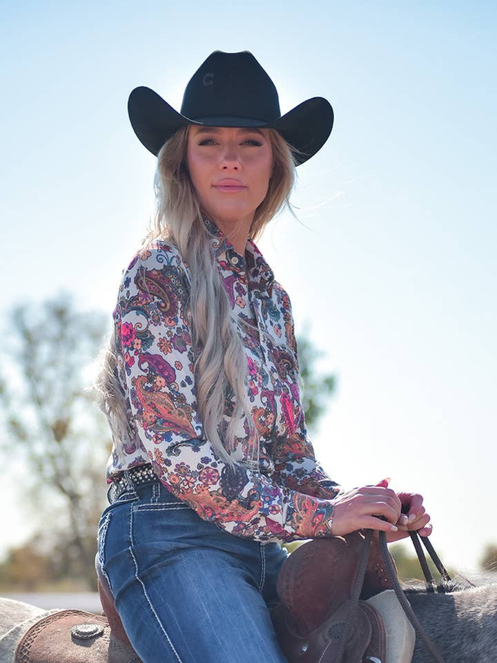 Chemise polo à boutons avec motif paisley coloré en jersey stretch pour la vente par Cowgirl Tuff Co. / B. Tuff Jeans