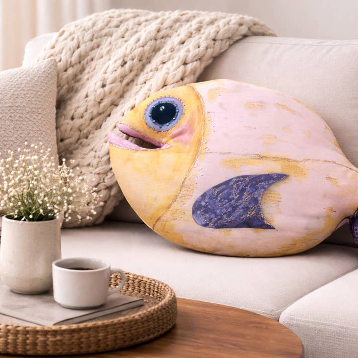 Coussin décoratif en forme de poisson en peluche_Jaune pour la vente par IPNG Design