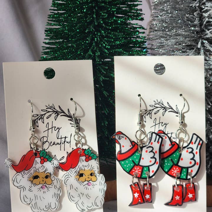 Duo di Orecchini Dipinti a Mano per le Feste - Babbo Natale & Pollo di Natale per la vendita all'ingrosso da parte di Hey Beautiful