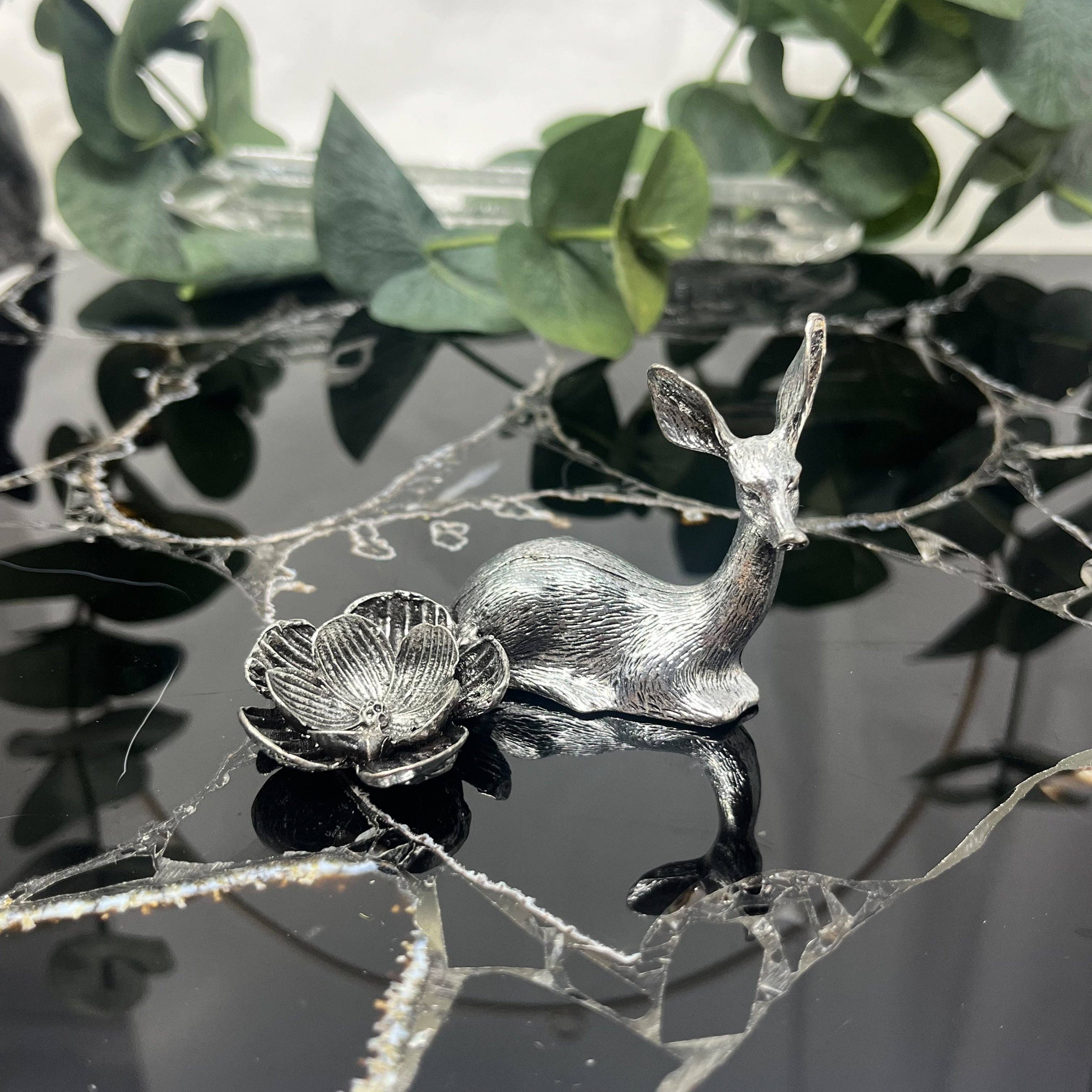 The Crystal Tabby – Großhandel Tischdeko – Silberner Hirsch Kugelständer1