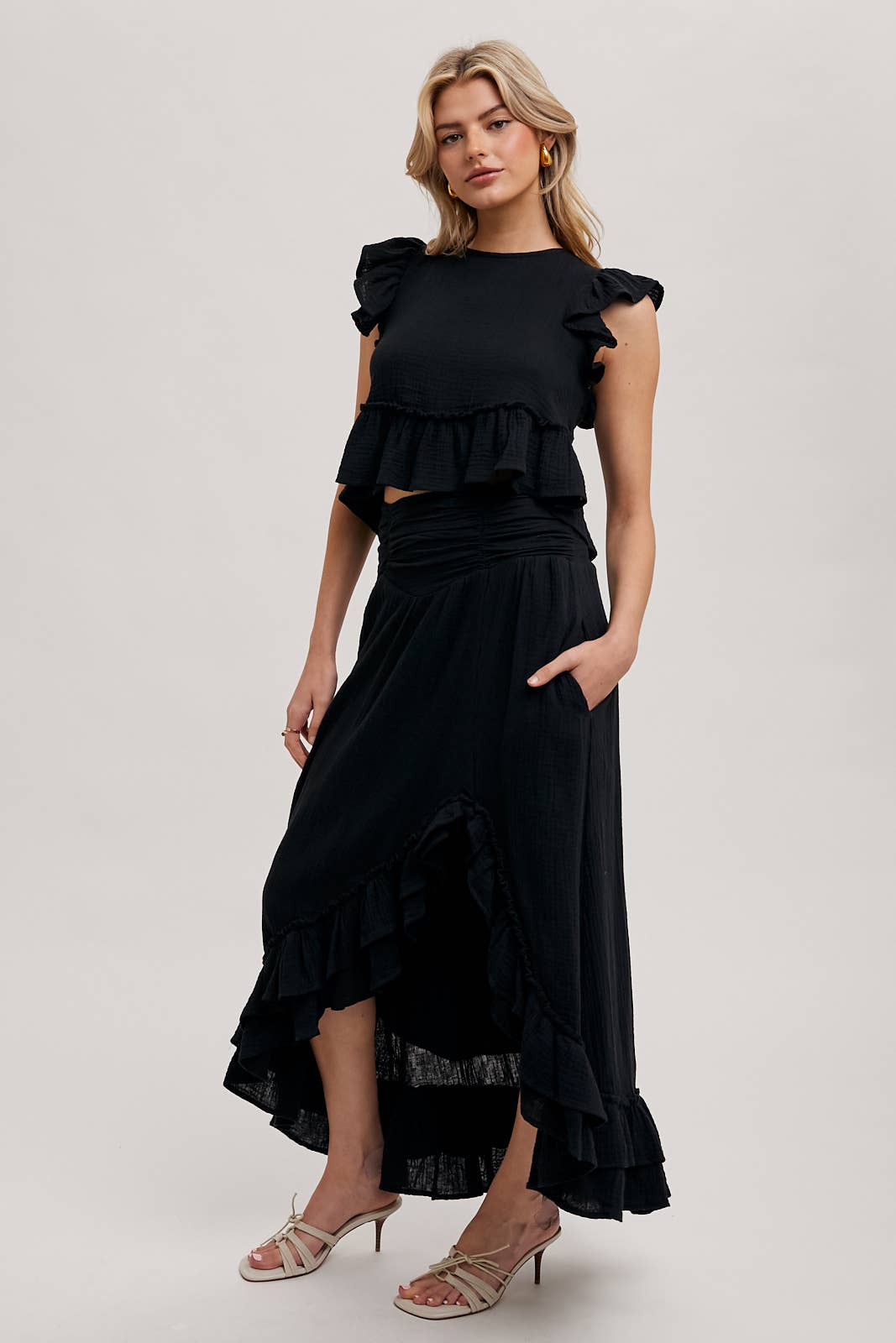 Bluivy – Großhandel Set aus Oberteil und Rock – Damen – MINIROCK-SET MIT CROP TOP UND SEITENSCHLITZ MIT RÜSCHENBESATZ3