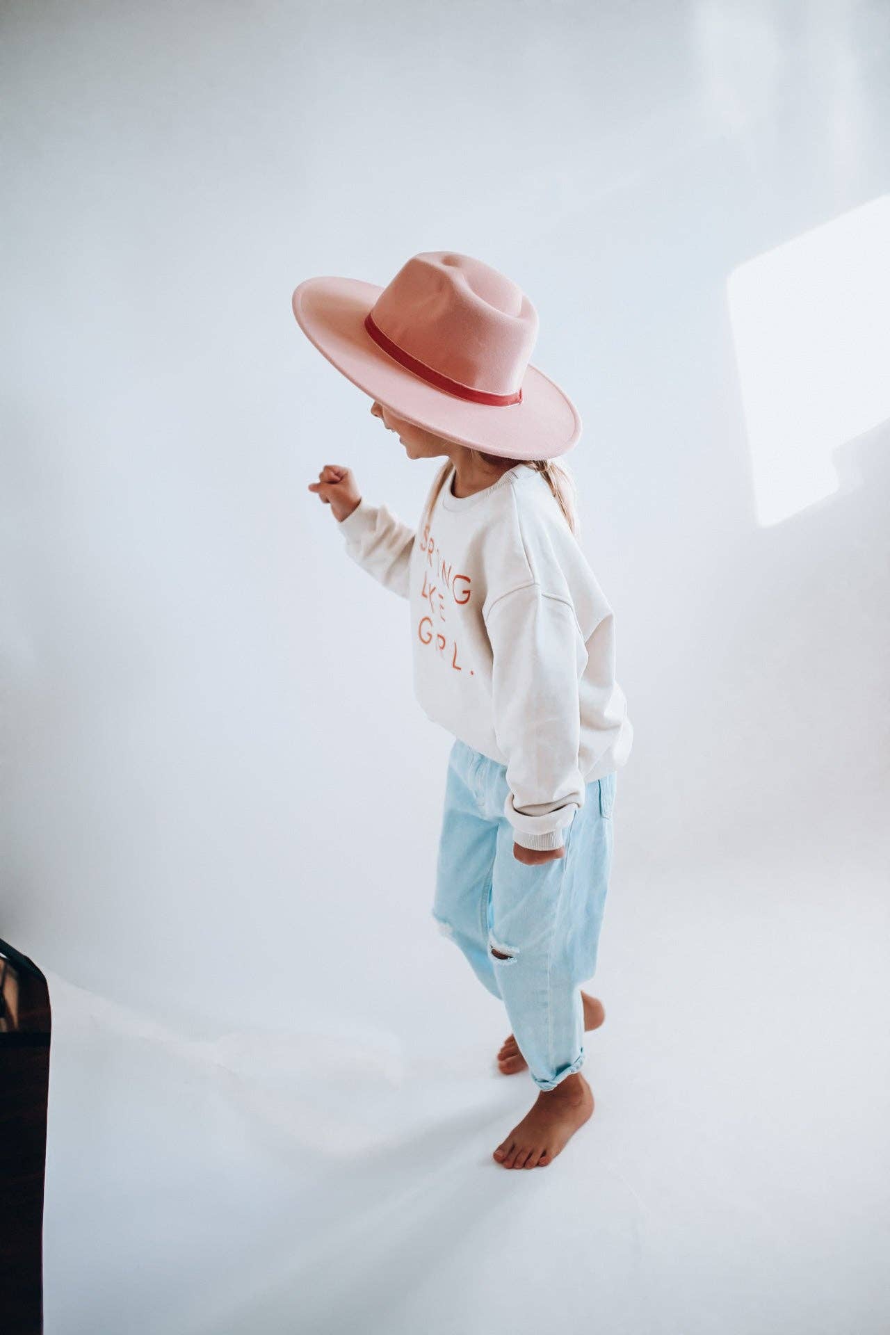 Minimalist Folk Co. – Großhandel Sweatshirt – Kinder – STARK WIE EIN MÄDCHEN Pullover | in Pfirsich | oversized mit überschnittener Schulter | KINDER3