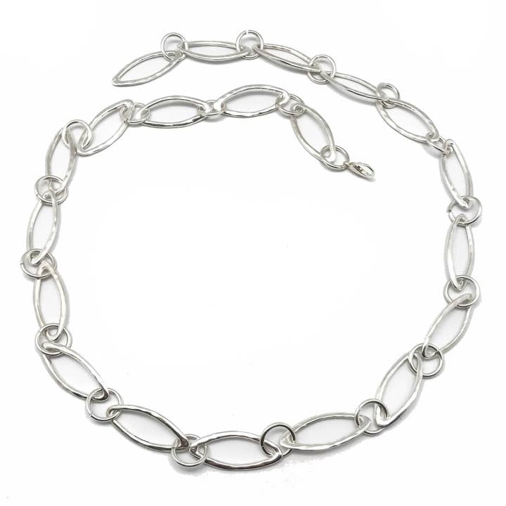 Ceinture chaîne en métal argenté à losanges pour la vente par Gloria Mago