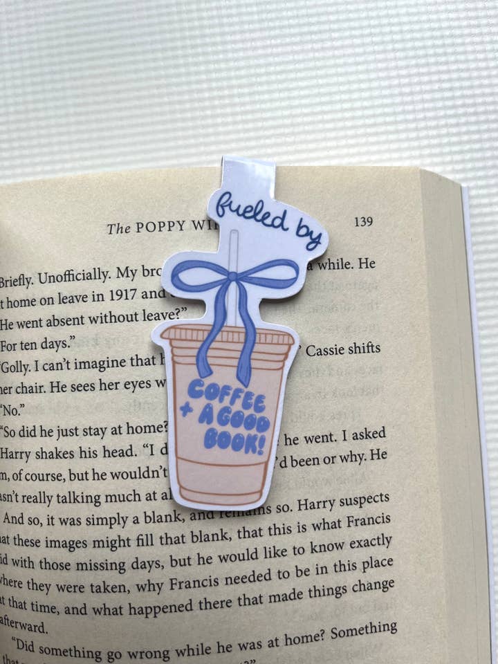 Propulsé par le café et un bon livre avec un marque-page magnétique pour la vente par Designsbyrandaco