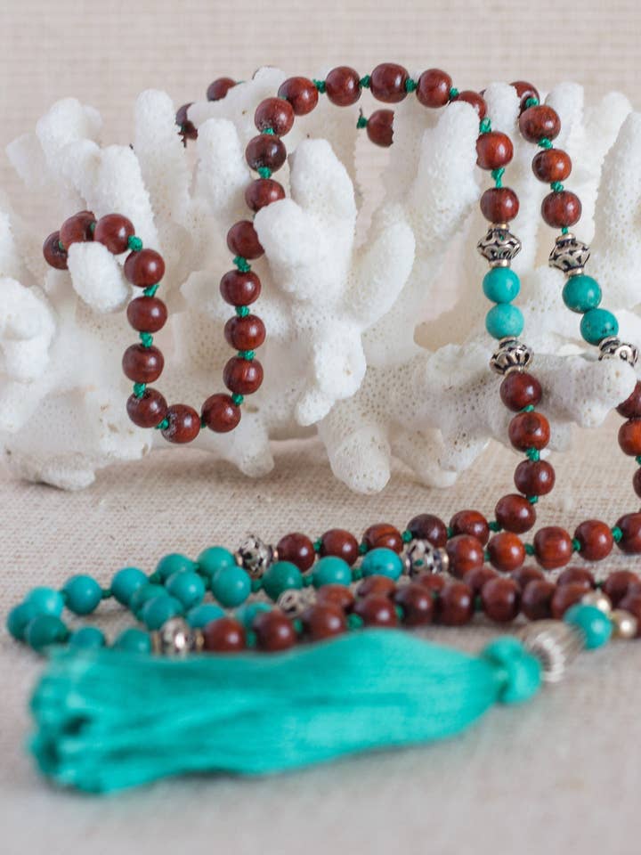 Speak your Truth Mala – tibetansk turkos, sandelträ och silver för wholesale av Kathleen Carpenter