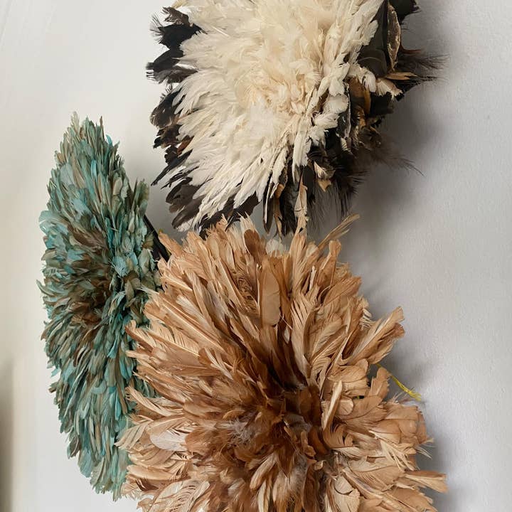 Juju hat world - Venta al por mayor Papel pintado 3D - Conjunto de tres sombreros juju. Decoración de plumas beige, verde petróleo y blancas.