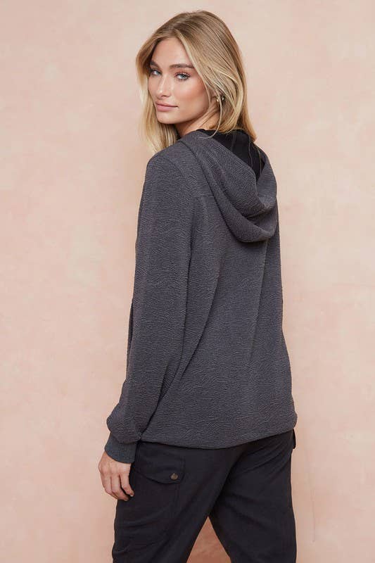 Doe and Rae – Engroshandel Hoodie – Kvinder – Knappet tekstureret hættetrøje m/løbegang - 10092J6