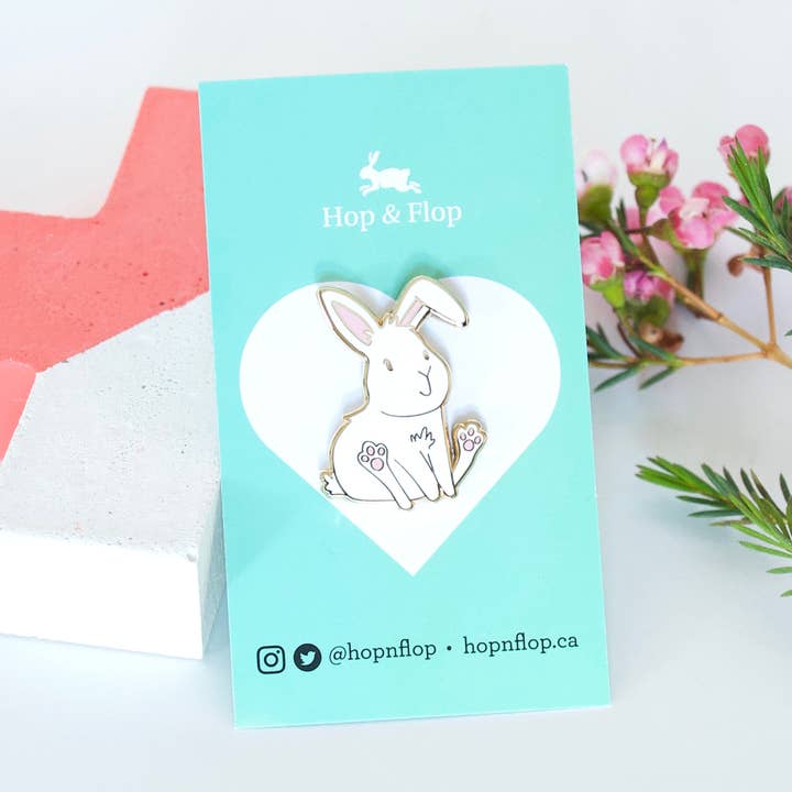 Broche en émail lapin blanc pour la vente par Hop & Flop