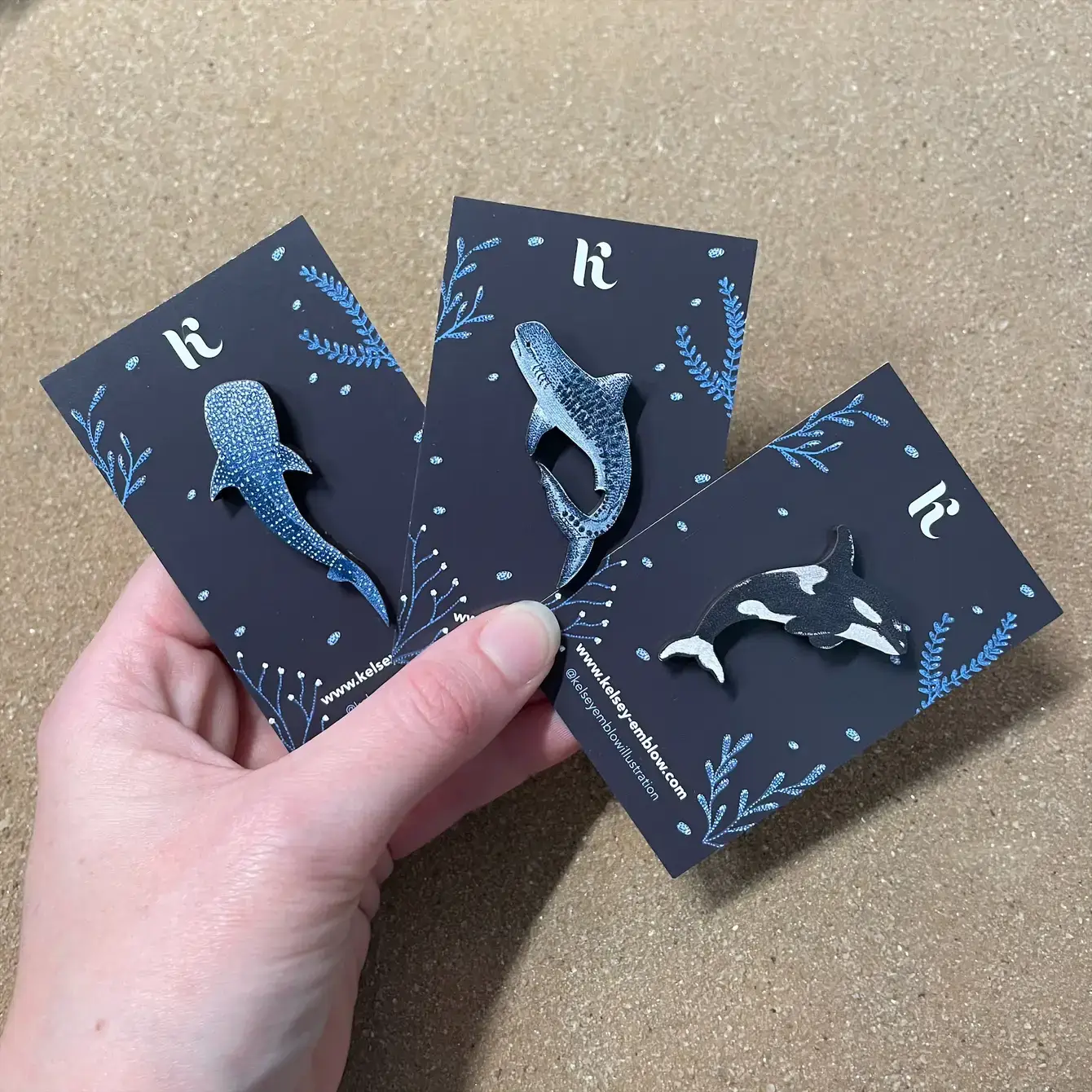 Kelsey Emblow Illustration - Vendita all'ingrosso Spilla da bavero - Spilla in legno Orca7