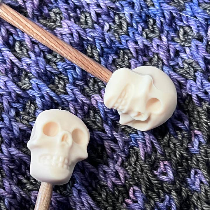 Knitting is Metal – Artigos de tricô/crochê por atacado – Tampões de Agulha de Caveira (Opções de Cores)4
