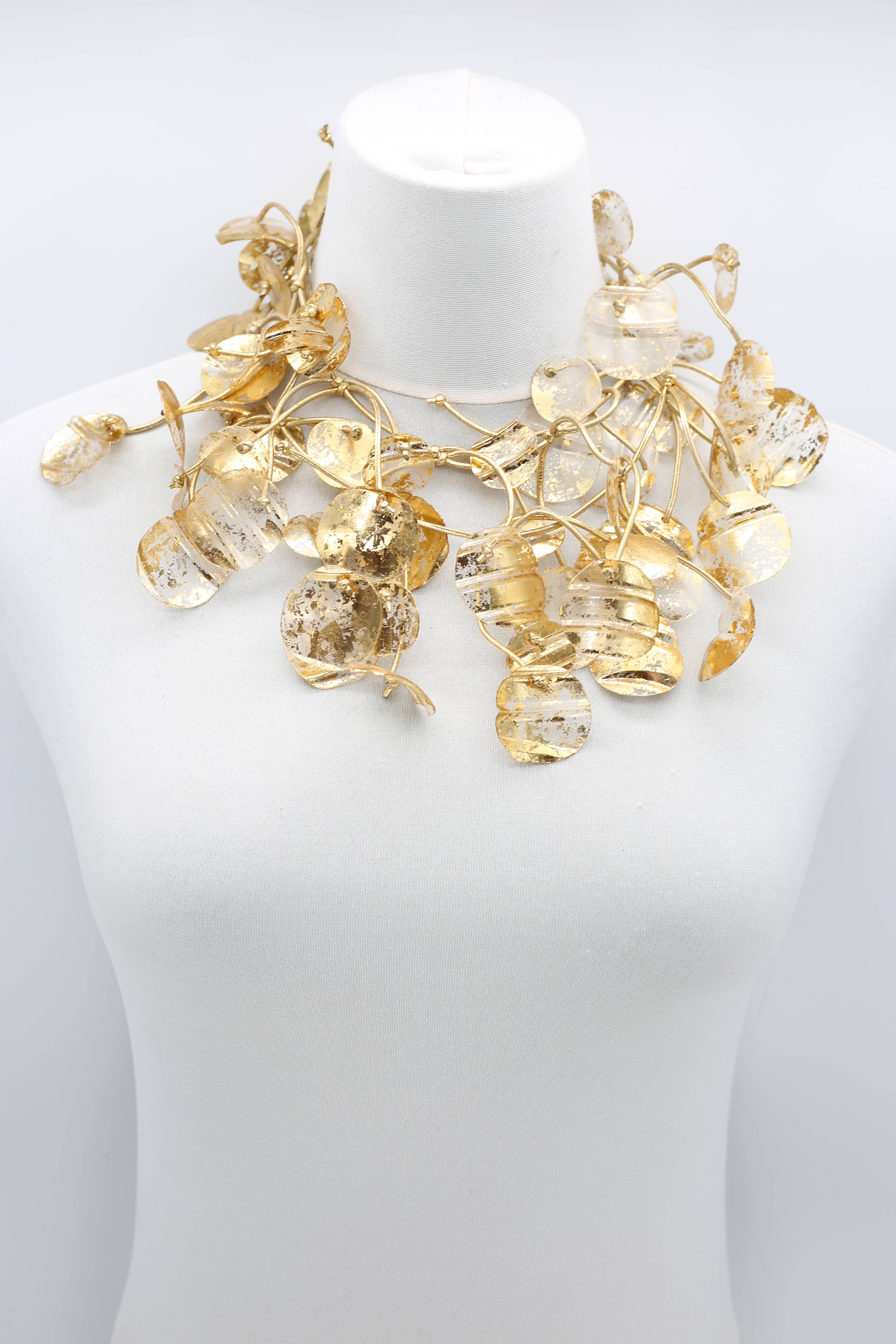 Jianhui London – Großhandel Statement-Halsketten – Halskette mit Seerosenblättern aus recyceltem Kunststoff, lang, handbemalt6