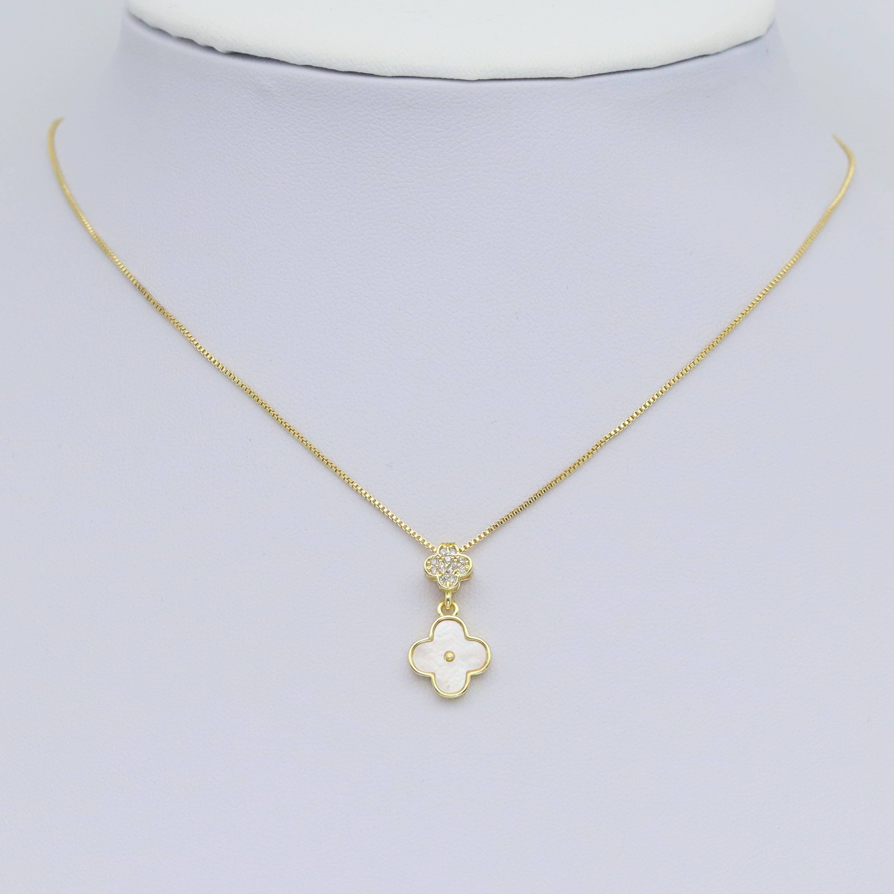 BestBeads&Beyond - Vente Boucles d'oreilles pendantes - Boucles d'oreilles à tige en or en forme de trèfle en zircone cubique transparent, Sku #LK9614