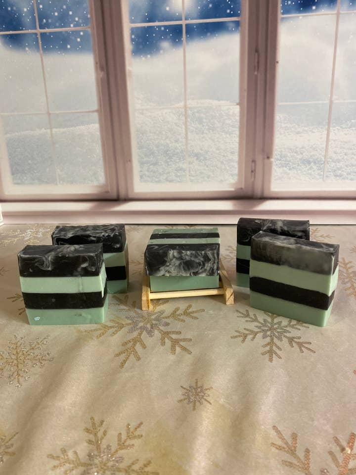 Savon à faire fondre et à verser parfumé au corail noir et à la mousse avec un porte-savon en bambou gratuit pour la vente par Caity Made Creations