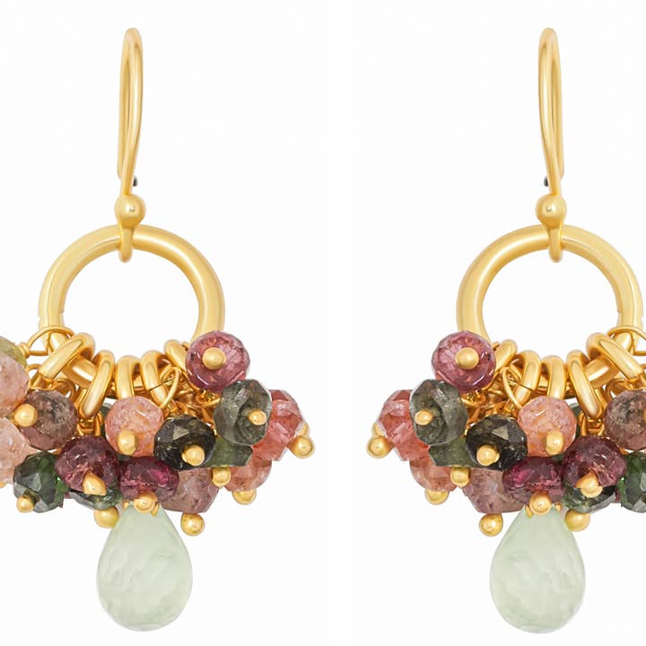 Oorbellen met kralen van Cynthia Tourmaline & Prehniet voor wholesale door POMEGRANATE