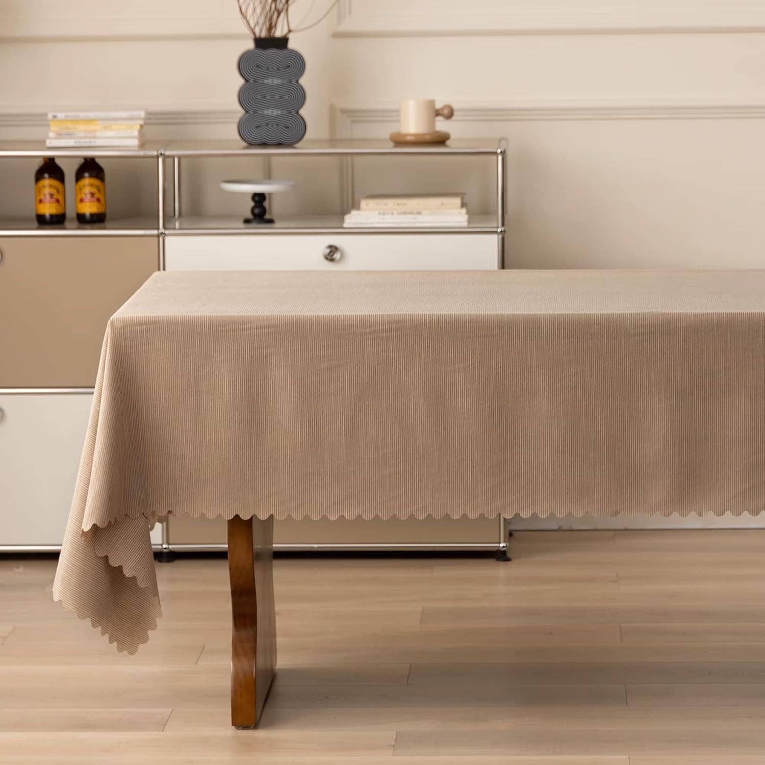 Fennco Styles - Venta al por mayor Manteles - Mantel a rayas texturizadas verticales con borde festoneado color moca3