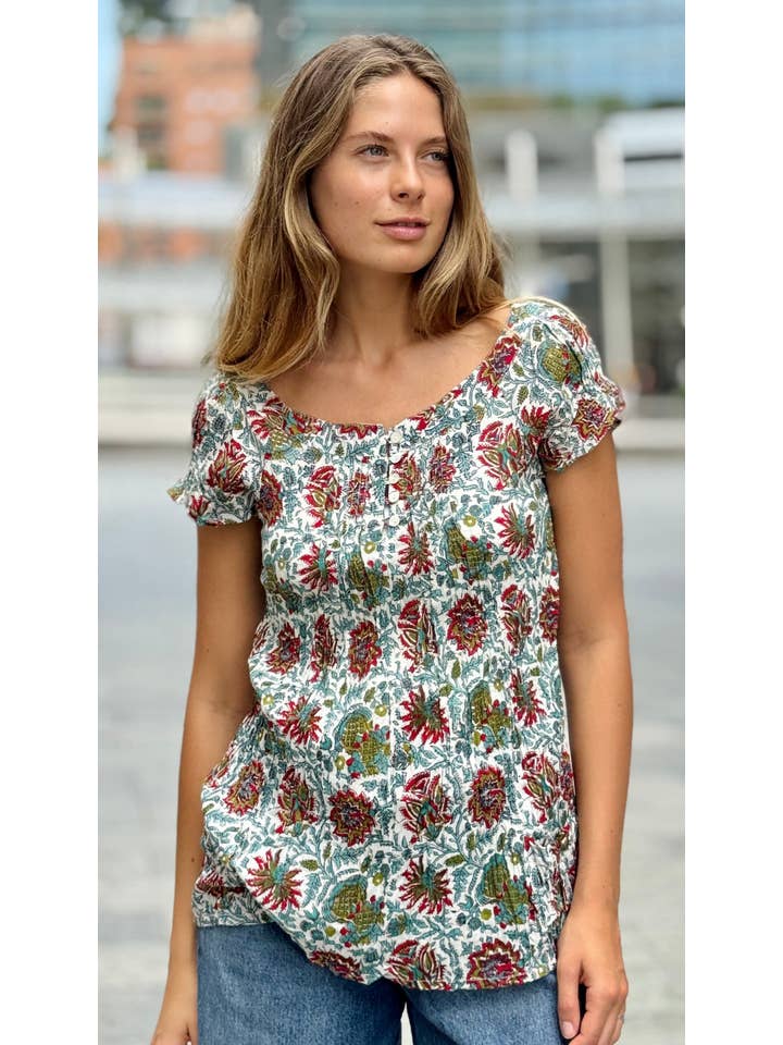 MALINI FASHION DESIGN PRIVATE LIMITED - Wholesale Blouse - Women's - Camicia in Cotone Indiano Block Print – Bianca con Fiori Rosso Rubino e Foglie Smeraldo, Maniche Corte1