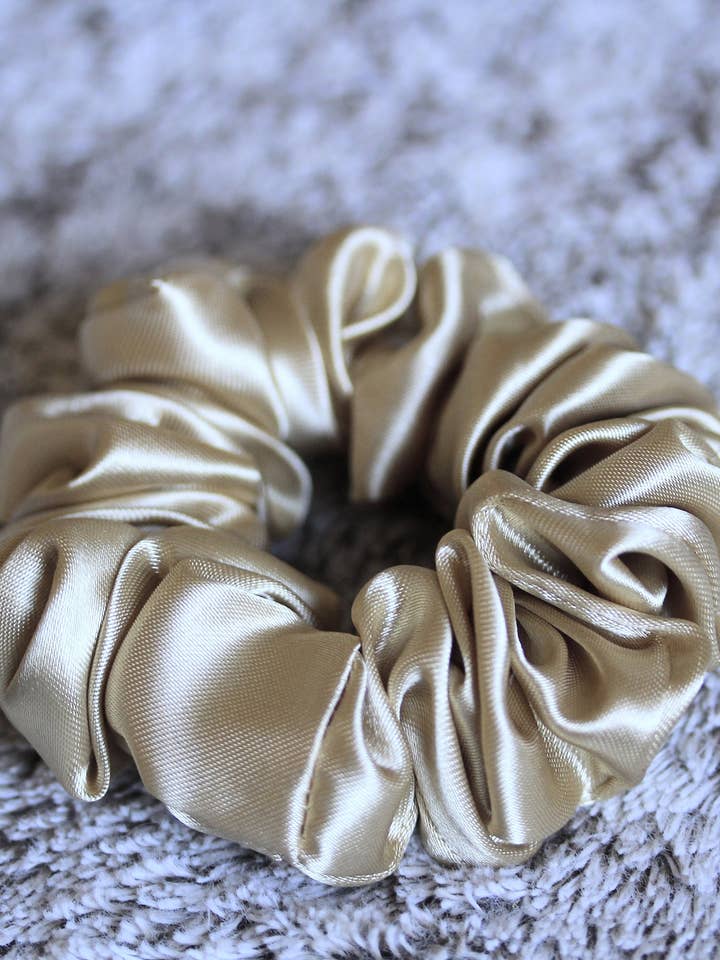 Chouchou en satin Ocre - CECILE Standard pour la vente par Esmée AccessoriesNco