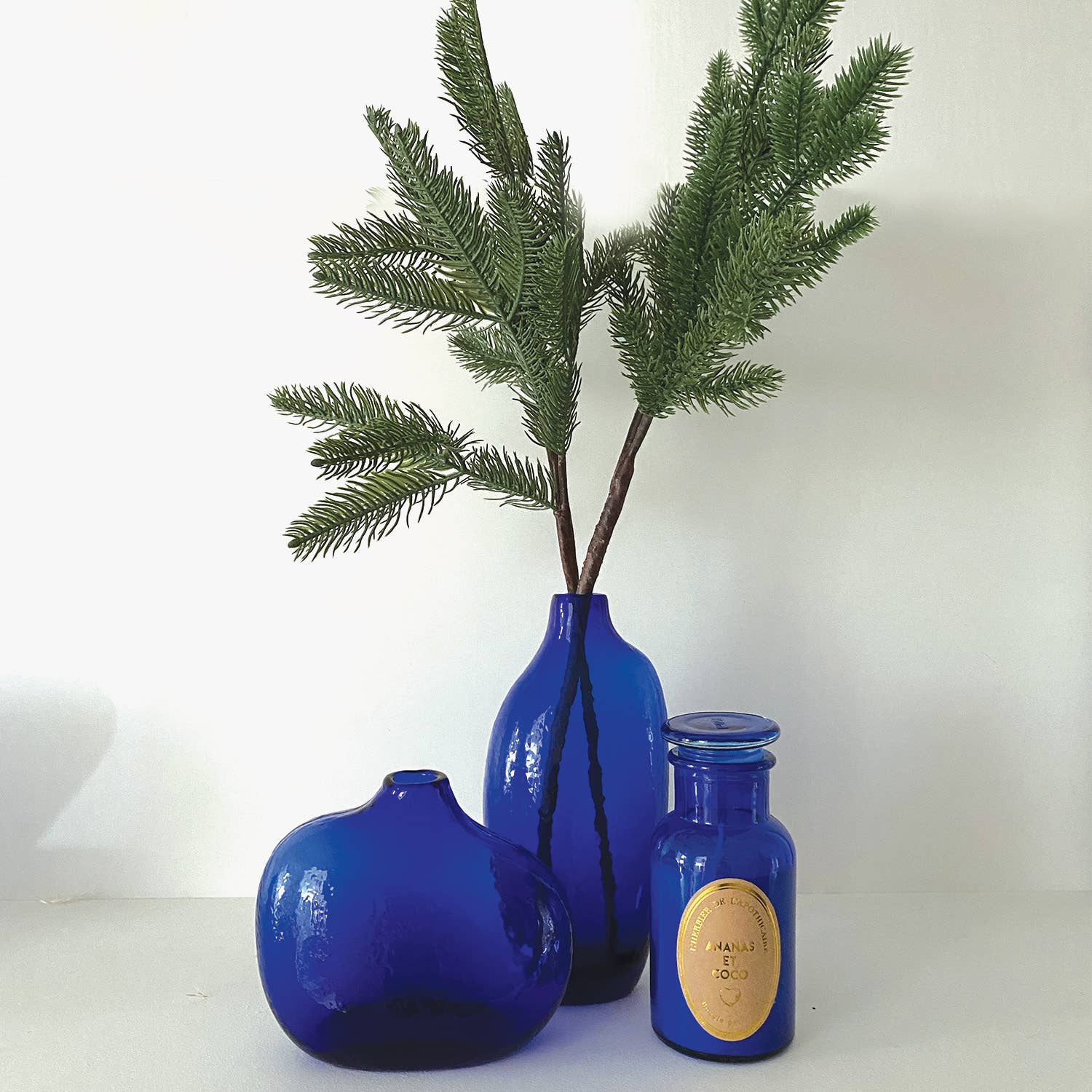 Blue Herbier candle gm pineapple and coconut D6.5 H13.5cm for wholesale on Faire1